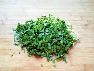 5、韭菜素馅包子,韭菜洗干净沥干水分切碎。