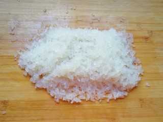 7、韭菜素馅包子,粉条提前泡发沥干水分切碎。