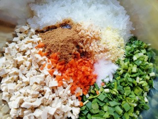 10、韭菜素馅包子,放盐、鸡精、酱油、十三香和香油搅拌均匀。