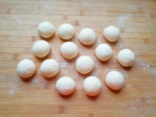 14、韭菜素馅包子,分成大小一致的小剂子。