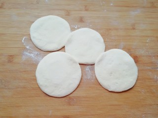 15、韭菜素馅包子,擀成中间稍厚边缘薄的包子皮。