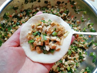 16、韭菜素馅包子,放上足够多的馅。