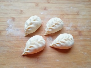 17、韭菜素馅包子,包成自己喜欢的样子。