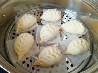 18、韭菜素馅包子,蒸锅内放水，篦子上铺上油纸，放上做好的包子生胚，盖上锅盖二次发酵15分钟左右，凉水上锅，上汽后大火蒸12分钟关火，焖5分钟左右。