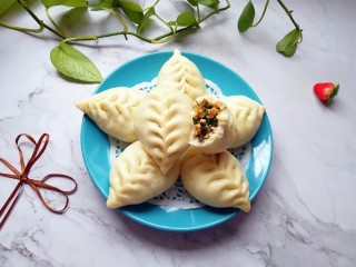 22、韭菜素馅包子,掰开一个看看里面，皮薄馅大的素包子，超级好吃。