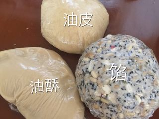 6、火腿伍仁月饼,然后重要的来了 相信皮啊馅啊 你们随便揉一揉就好了 接下去有图了！图！图！注意区别油皮油酥 其实手碰到就知道了 油皮有韧性 油酥有点黏