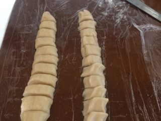 7、火腿伍仁月饼,如图油皮油酥 揉成长条均匀的切成小块 图里右边的的是油酥 左边的是油皮