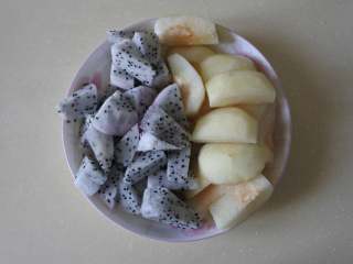 1、西班牙水果酒，大名鼎鼎的桑格利亚汽酒，简单几步就能做,水果改刀，切块的切块，切片的切片