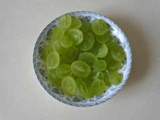 2、西班牙水果酒，大名鼎鼎的桑格利亚汽酒，简单几步就能做,葡萄切两半