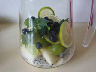 3、西班牙水果酒，大名鼎鼎的桑格利亚汽酒，简单几步就能做,切好的水果和薄荷叶一起放入大杯中