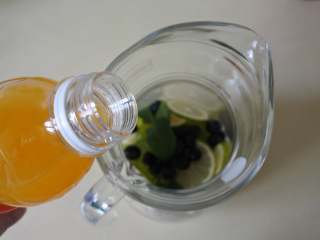 4、西班牙水果酒，大名鼎鼎的桑格利亚汽酒，简单几步就能做,倒入一罐汤力水，一大杯橙汁