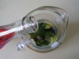 5、西班牙水果酒，大名鼎鼎的桑格利亚汽酒，简单几步就能做,倒入气泡酒混合搅匀