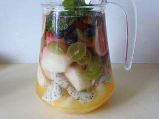 6、西班牙水果酒，大名鼎鼎的桑格利亚汽酒，简单几步就能做,冰箱冷藏1-2小时即可饮用