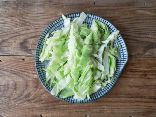 3、腊肉包菜锅巴饭,包菜洗净切丝。