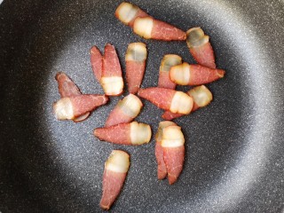4、腊肉包菜锅巴饭,平底不粘锅不用放油，预热一下，下切好的腊肉片。