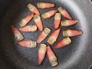 5、腊肉包菜锅巴饭,翻炒至腊肉的肥肉部分完全变得透明。