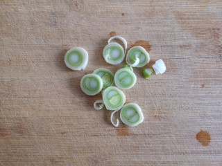 11、时蔬炒刀削面,葱切葱花。