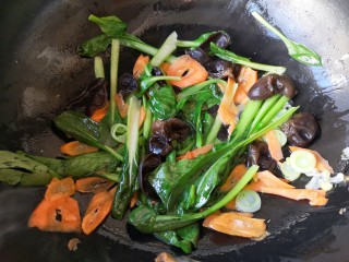 17、时蔬炒刀削面,下入蔬菜翻炒断生。