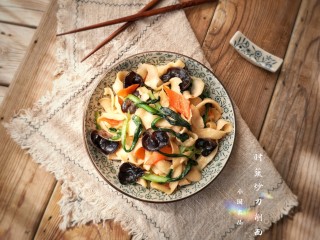 21、时蔬炒刀削面,出锅装盘。