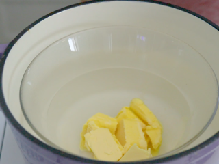 1、玛格丽特小饼干,黄油隔水融化