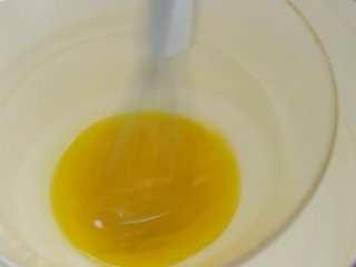 2、玛格丽特小饼干,加入盐和糖粉搅拌均匀