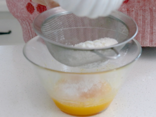 5、玛格丽特小饼干,接着过筛低筋粉