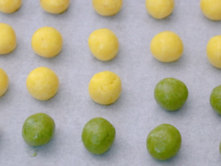 11、玛格丽特小饼干,铺上油纸放进烤盘上