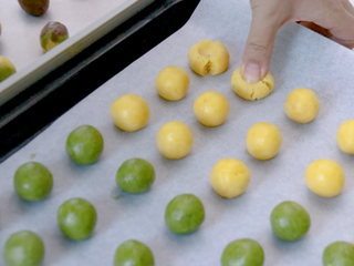 12、玛格丽特小饼干,用大拇指按压出裂纹