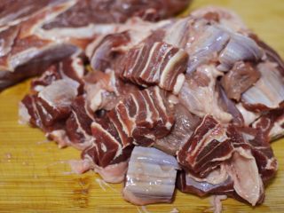 1、红烧牛肉面,牛肉洗净切大块。