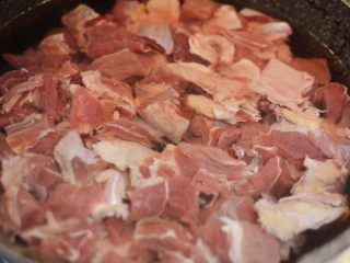 2、红烧牛肉面,冷水下锅，放料酒。