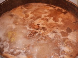 3、红烧牛肉面,大火烧开后转小火煮10分钟，去血沫。