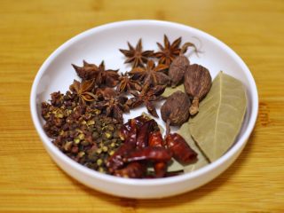 4、红烧牛肉面,准备大料。