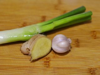 5、红烧牛肉面,葱姜蒜不用改刀。