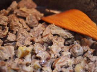 6、红烧牛肉面,把牛肉盛出冲洗干净，放入锅里煸炒至微焦黄。