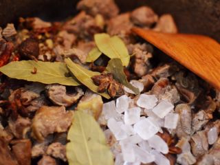 7、红烧牛肉面,放入大料和冰糖翻炒出香味。