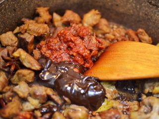 8、红烧牛肉面,放入料酒、生抽、少许老抽、一大勺豆瓣酱和一大勺柱候酱。