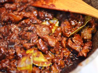 9、红烧牛肉面,翻炒至均匀上色。