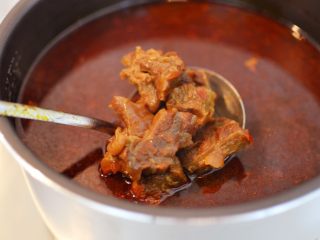 11、红烧牛肉面,打开锅盖，把里面的配料挑出来扔掉。