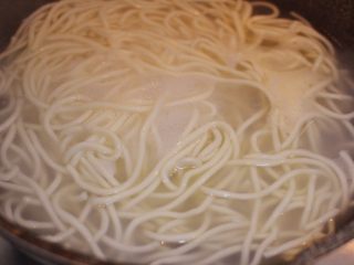 12、红烧牛肉面,烧水煮面。