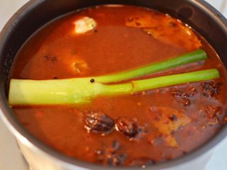 10、红烧牛肉面,转入电高压锅，倒入稍多清水，放入葱姜蒜和盐。选择“肉类”即可。（普通的高压锅，大火上汽后，转小火15分钟，自然散气。）