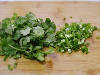 15、红烧牛肉面,香菜和小葱切碎。