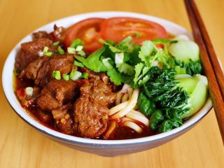 16、红烧牛肉面,煮好的面条沥干水分，放入牛肉，淋上汤汁，摆盘即可。