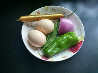 3、剩米饼,准备好食材并洗干净。