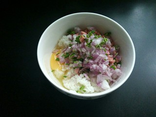 6、剩米饼,将切好的香葱，洋葱，青椒 火腿倒入碗中