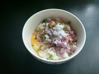 7、剩米饼,加入适量的盐