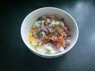 8、剩米饼,加入胡椒，十三香。