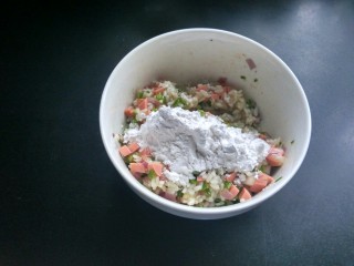 9、剩米饼,加入三勺糯米粉，搅拌均匀。