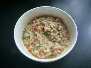 10、剩米饼,有点干，加入最后一个鸡蛋，搅拌均匀，这是已经搅拌好的。