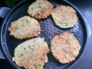 12、剩米饼,将搅拌好剩米饭用勺舀入电饼铛，一面煎好以后小心的翻面。