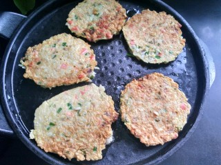 13、剩米饼,两面都煎好了，可以盛入盘中了。